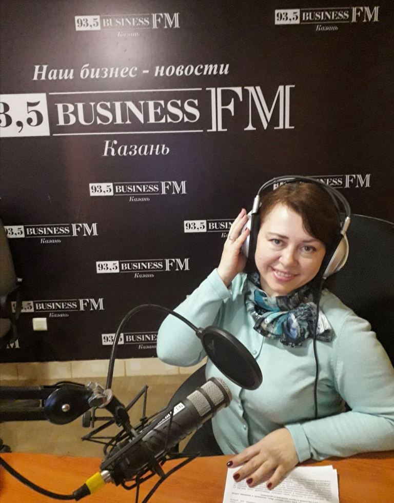 Сайт радио бизнес фм. Радиостанция бизнес ФМ. Ведущая бизнес ФМ. Ведущие бизнес ФМ Москва. Ведущие бизнес ФМ фото.