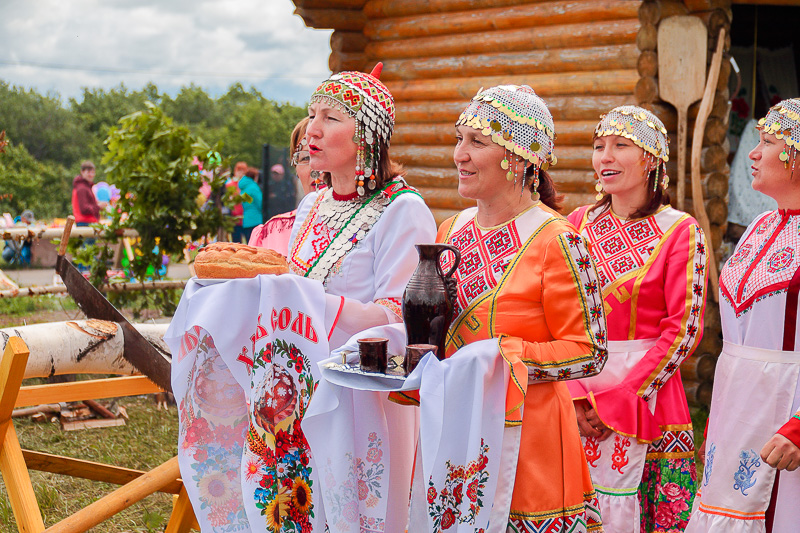 Русском чувашии. Мордва и чуваши. Русские татары чуваши. Русские татары чуваши мордва. Мордва русские татары.