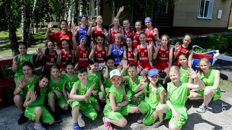 дети в лагере. полевой стан. детский оздоровительный лагерь заря поселок подлесный. трудовой десант в лагере. стан лагерь.