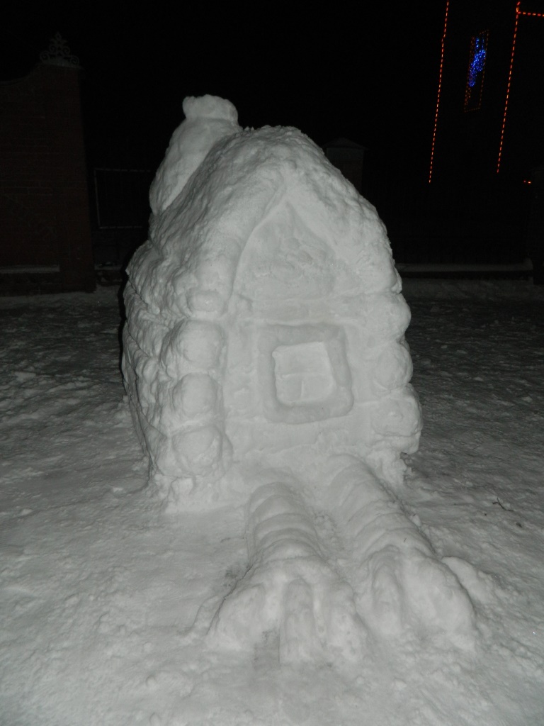 Другие вили строили лепили. Баба Яга Снежная фигура. Фигурки из снега. Оригинальные снежные скульптуры. Фигурки из снега легкие.